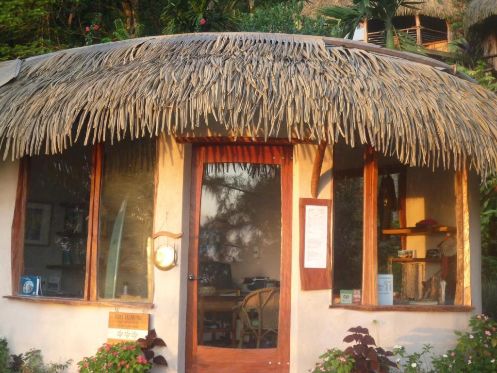 Vanira Lodge Teahupoo Exteriör bild