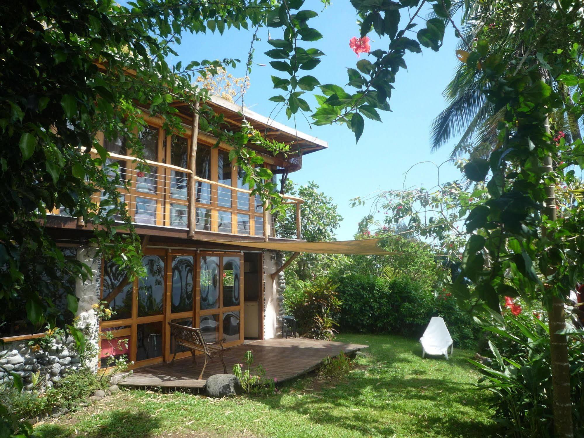 Vanira Lodge Teahupoo Exteriör bild