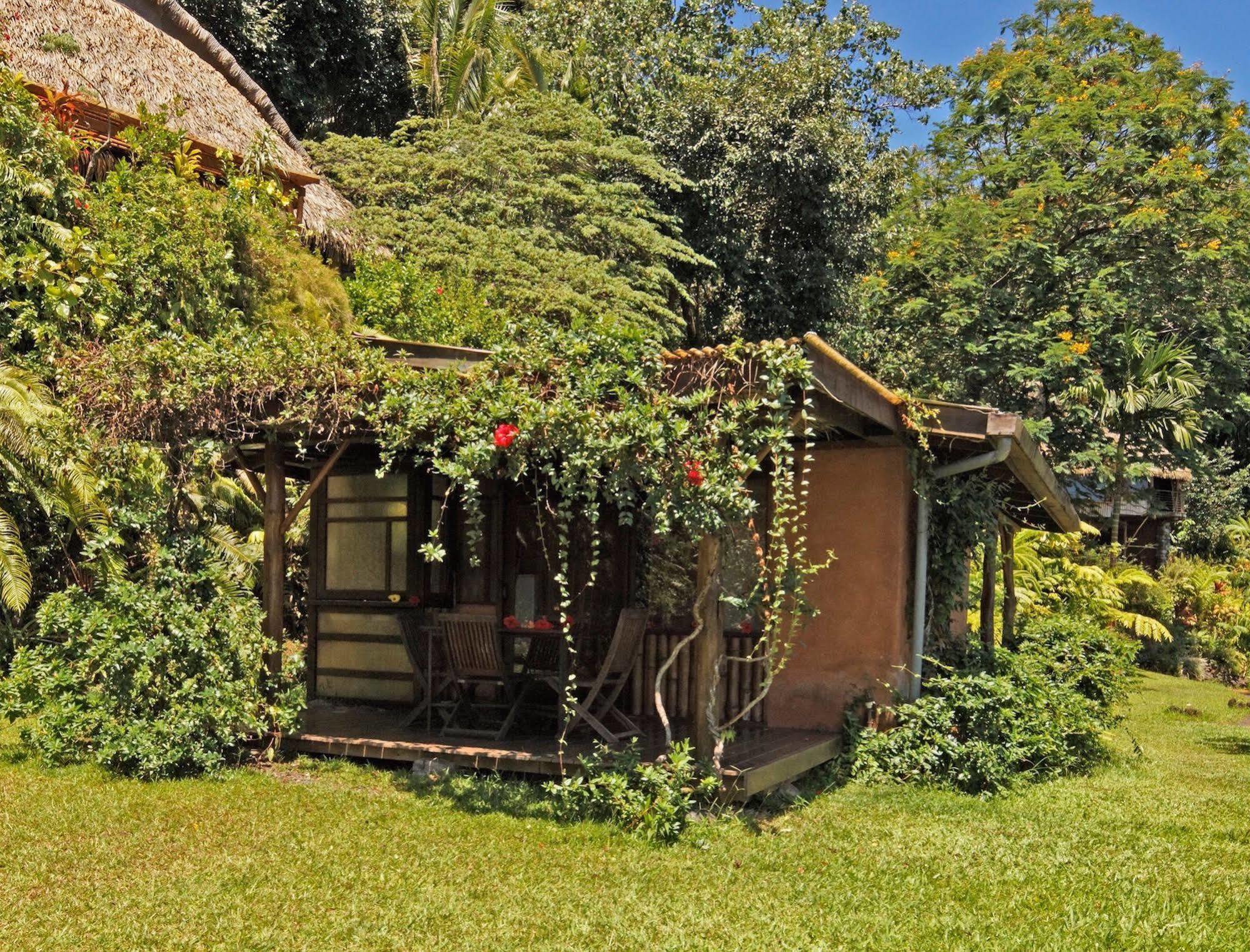 Vanira Lodge Teahupoo Exteriör bild