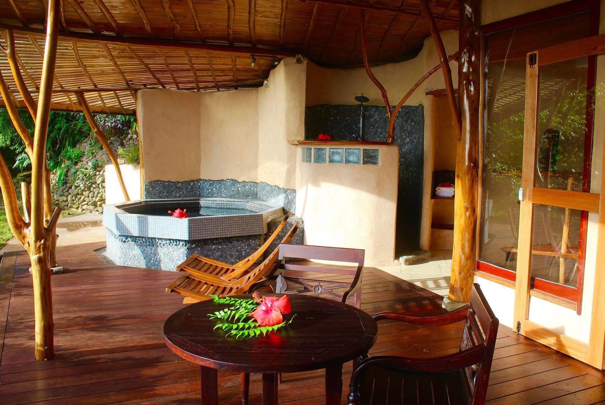 Vanira Lodge Teahupoo Exteriör bild